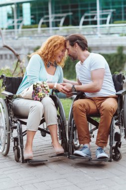 Engelli karı koca birlikte elele ve gülümseyen