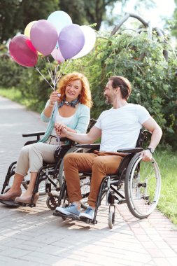 Neşeli balon holding ve sohbet insanlar aciz
