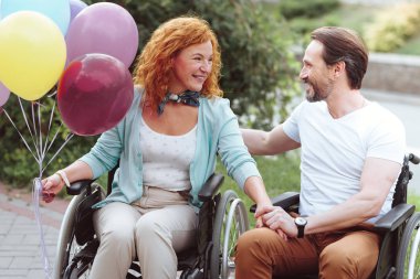 Radyant çift sohbet ve açık havada gülen devre dışı