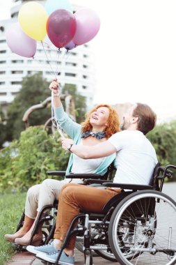 Karı koca balonlar tutarak ve gülen mutlu devre dışı
