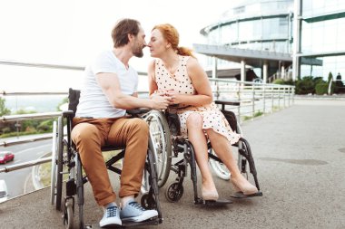 Çok güzel kadın ve adam tekerlekli sandalye kullanan çıkmak