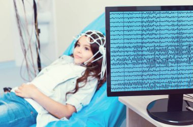 Beyin dalgaları elektroansefalografi geçiren küçük kızın kayıt bilgisayar