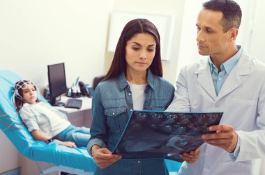 Doktor ve MRI tarama çocuğun tartışmanın üst