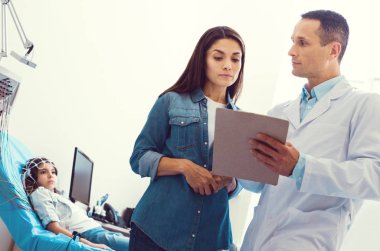 Anne ve kızı tedavi rejimi tartışırken sevmeye