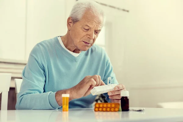 Депрессивный старший джентльмен принимает таблетки — стоковое фото