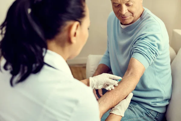 Krankenschwester spritzt Senior Gentleman — Stockfoto