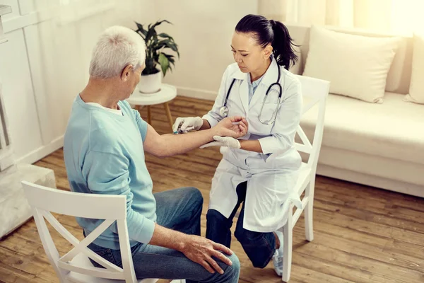 Tıbbi profesyonel enjekte eden yaşlı adam üstten görünüm