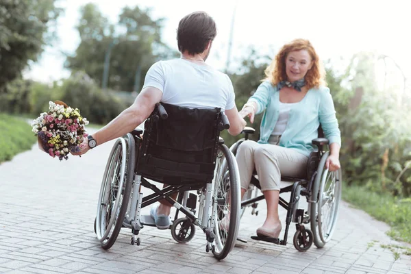 Encantadores discapacitados que salen al aire libre — Foto de Stock