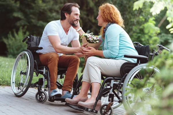 Adorable pareja discapacitada saliendo al aire libre —  Fotos de Stock