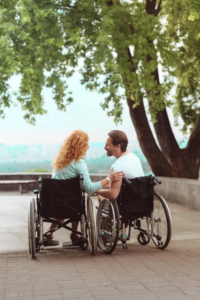 Adorable pareja discapacitada charlando al aire libre — Foto de Stock