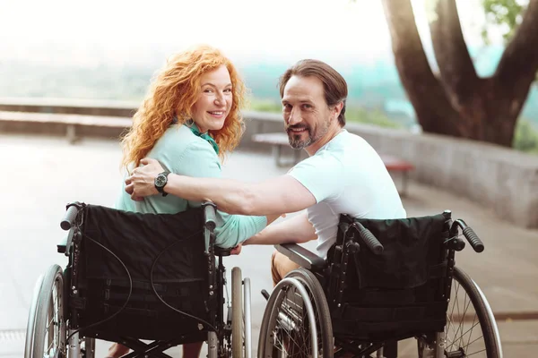 Amor pareja incapacitada mirando a la cámara y sonriendo — Foto de Stock