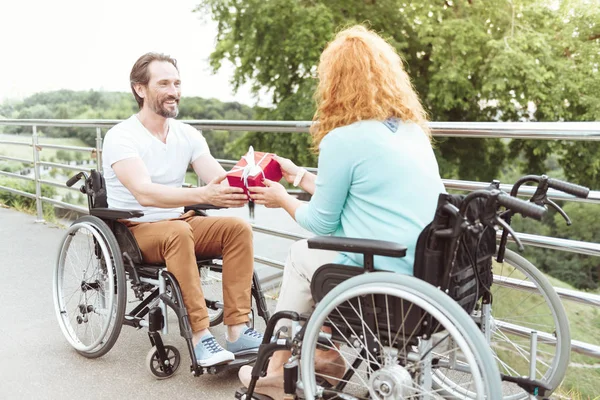 Stralend gentleman geven gewikkeld geschenk aan zijn vriend — Stockfoto