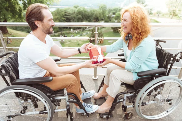 Relaciones Armoniosas Vista Lateral Romántico Esposo Esposa Tomados Mano Sonriendo — Foto de Stock