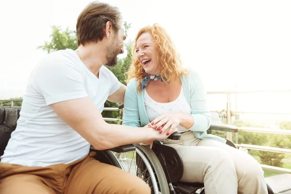 Personas con discapacidad radiante riendo duro al aire libre — Foto de Stock