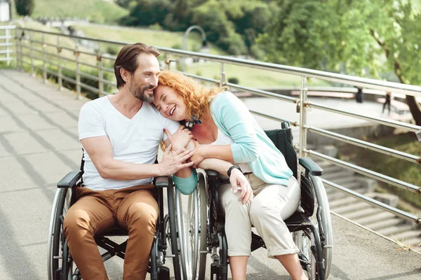 Amar esposa riendo y abrazando marido — Foto de Stock