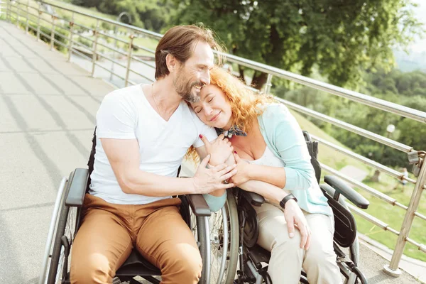 Joyful mogen dam ler medan kramas man tätt — Stockfoto