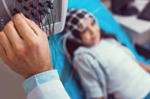 Primer plano del médico masculino que ajusta el electroencefalograma — Foto de Stock