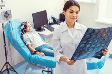 Pozitif kadın doktor MRI tarama çocuğun incelenmesi