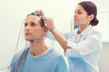 Doktor electroencephalograph önce analiz düğümlerinin ayarlama