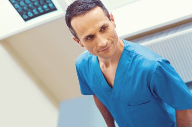 Anılar hatırlatarak gülümseyen pozitif fikirli laboratuar işçisi