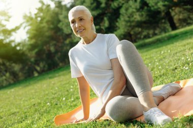 Etkin emekli kadın egzersiz sonra dinlenme