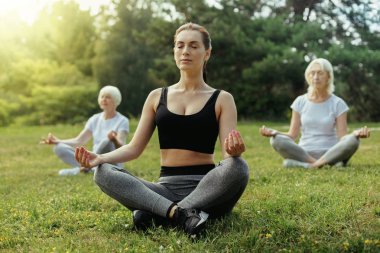 Pratik yoga kadınlar ile genç çalıştırıcı