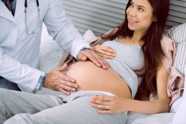Gebelik gözlem. Bir hamile kadının karnını bir tıbbi check-up sırasında yakın çekim