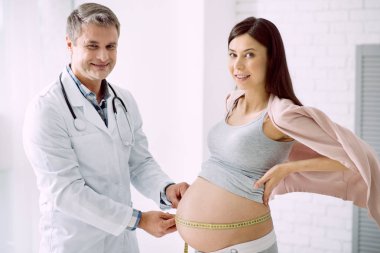 Ölçüm yaparken hoş olumlu doktor