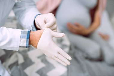 Bir lastik eldiven giymiş bir el yakın çekim