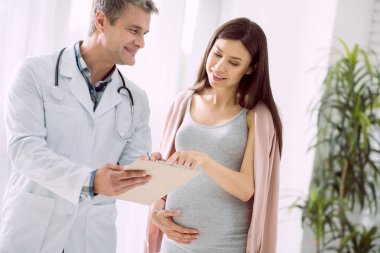 Neşeli güzel kadın doktorlar notlar işaret