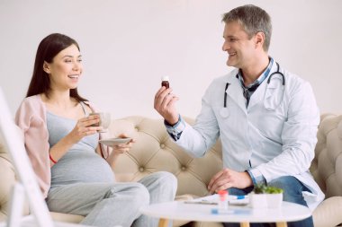 Neşeli profesyonel terapist onun hasta arıyorum