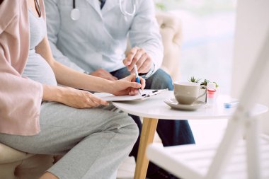 Doktorlar notlar. Tıbbi sonuç güzel pozitif hamile bir kadın tarafından imzalanmış yakın çekim