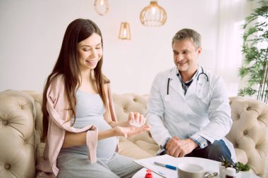 Hapları memnun hamile kadın