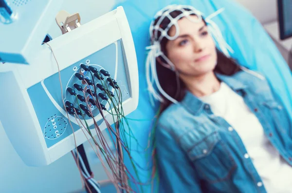 Ung dam som genomgår elektroencefalografi analys på laboratorium — Stockfoto