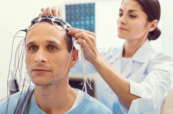 Reifer Patient wartet auf Reparatur der Elektroden — Stockfoto