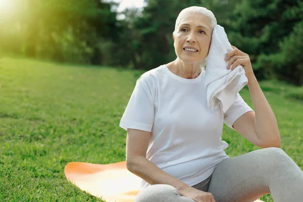 Donna esausta pensionato ricaricare le batterie dopo l'esercizio — Foto Stock