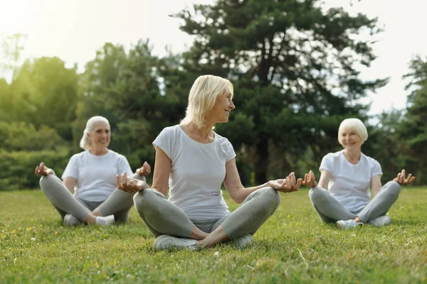 Amistosas ancianas charlando durante la clase de yoga en grupo — Foto de Stock