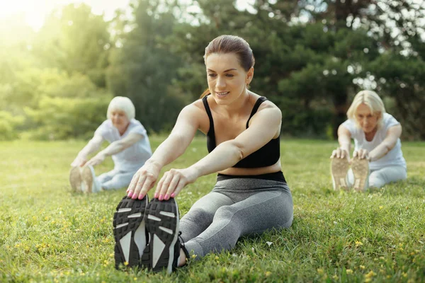 Ajuste ejercicio morena con grupo de mujeres mayores — Foto de Stock
