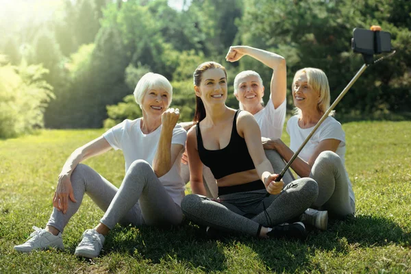 Excited retired people and trainer taking selfie together — Stock Photo, Image