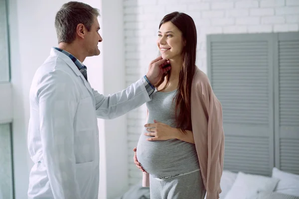 Feliz embarazada sosteniendo su vientre — Foto de Stock