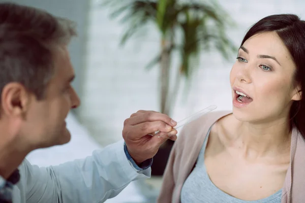 Piacevole bella donna che apre la bocca — Foto Stock