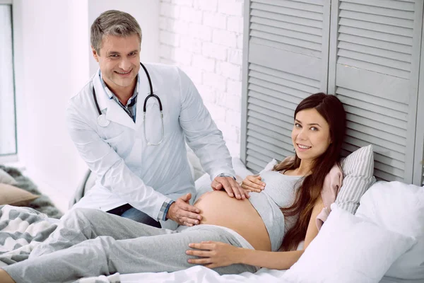 Nemocnici Šťastný Pěkný Veselý Lékaře Pacienta Úsměvem Pohledu Vás Zároveň — Stock fotografie