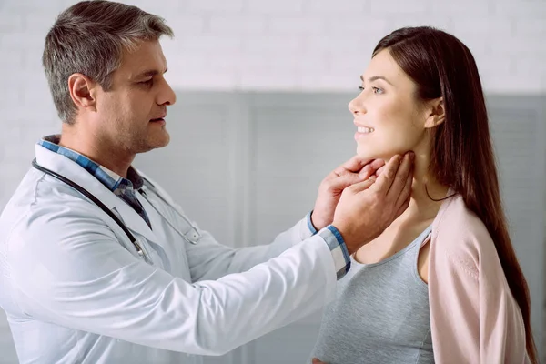 Professionale medico maschile guardando il suo paziente — Foto Stock