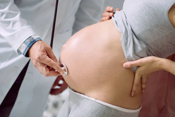 Närbild av gravida kvinnans buken — Stockfoto