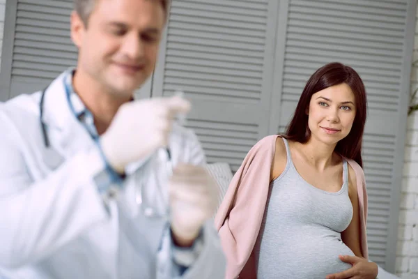 Задоволена вагітна жінка відвідує лікарню — стокове фото