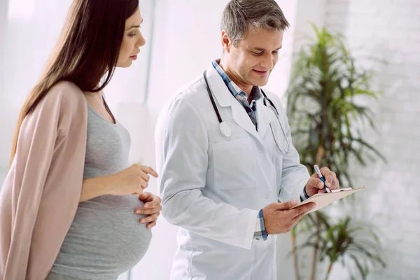 Mujer embarazada agradable preocupándose por su salud —  Fotos de Stock