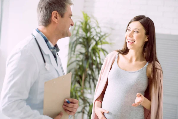 Feliz mujer encantada hablando con su médico — Foto de Stock