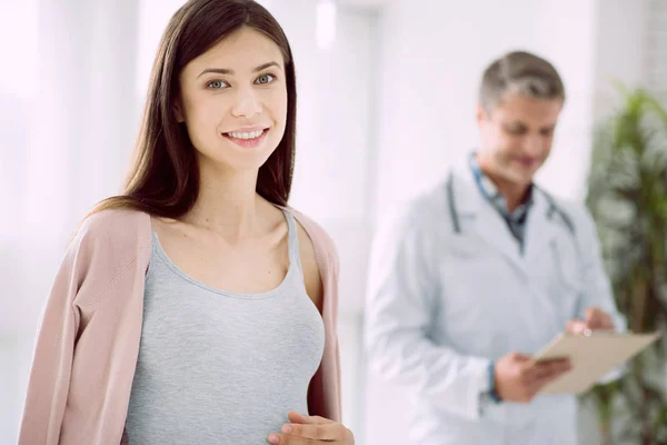 Fröhliche, fröhliche Frau, die dich ansieht — Stockfoto