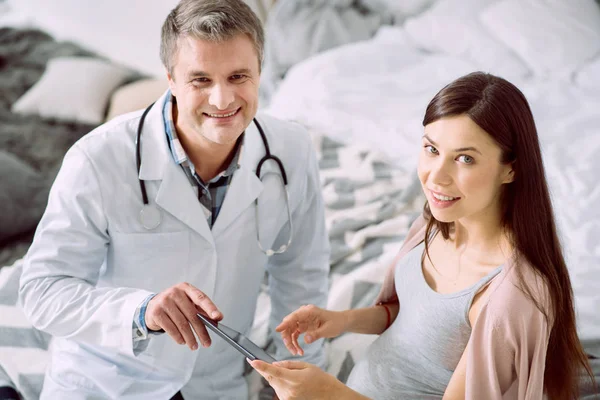 Allegro bel medico e paziente che ti guarda — Foto Stock