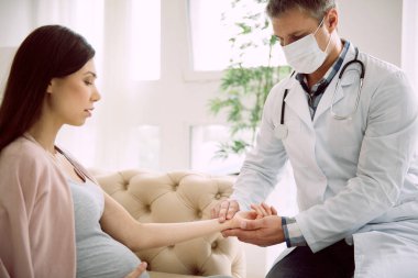 Nabzını kontrol güzel profesyonel doktor